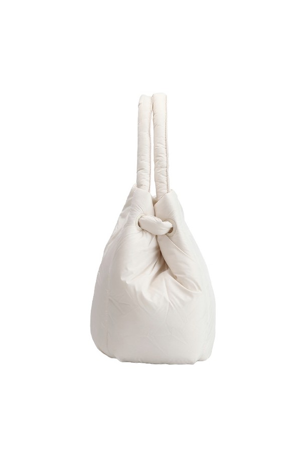 **[UNISEX] 인트레피드 푸퍼 라지 토트백 - 화이트윌로우 UBS2240CPEWHW**는 미니멀, 클래식, 캐주얼 스타일을 즐기는 유니섹스를 위한 라지 사이즈 토트백입니다. 여행룩, 휴가룩, 출근룩 등 다양한 TPO에 활용 가능하며, 퀄팅 디자인과 푸퍼 소재가 특징입니다. 넉넉한 수납 공간과 사각 형태의 디자인으로 실용성을 더했으며, 지퍼형 잠금 방식으로 소지품을 안전하게 보관할 수 있습니다. 깨끗하고 시원한 화이트 컬러의 무지 디자인으로 어떤 스타일에도 잘 어울립니다.
