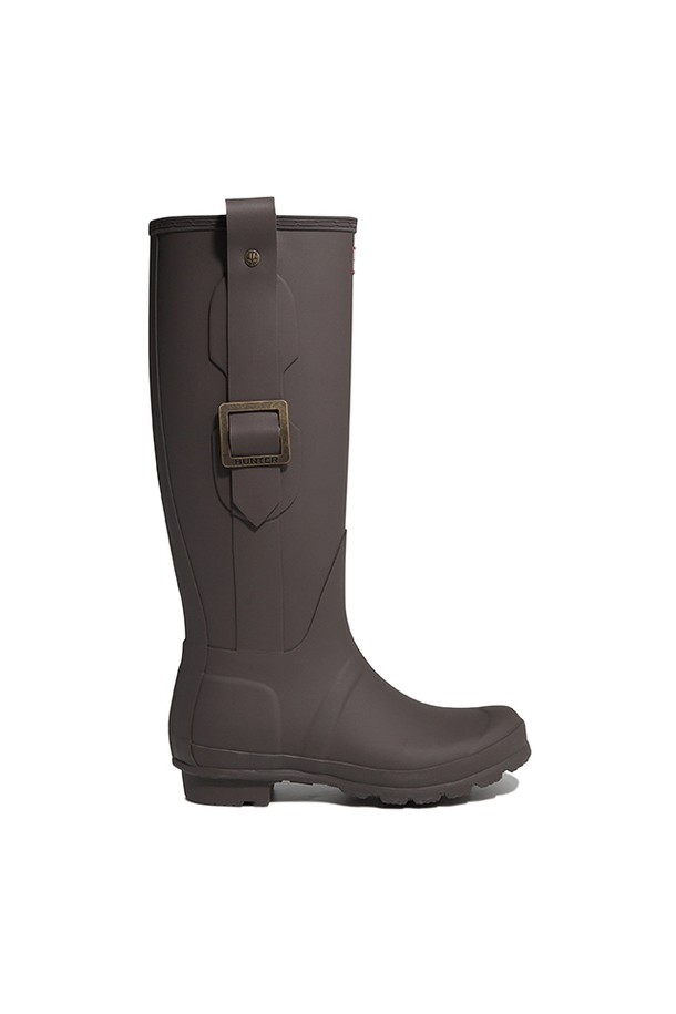 [WOMEN] 오리지날 버클 톨 레인부츠 - 쉽 WFT2290RMASEP은 여성용 레인부츠입니다. 브라운 컬러의 라운드 앞코 디자인으로, 캐주얼, 미니멀, 클래식 스타일을 연출하기 좋습니다. 고무 소재로 제작되어 방수 및 생활 방수 기능을 제공하며, 봄, 여름, 가을 계절에 착용하기 적합합니다. 버클 디테일이 돋보이며, 플랫 굽으로 편안한 착용감을 선사합니다. 
