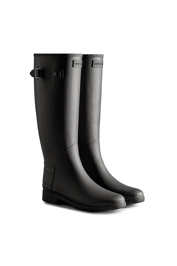 [WOMEN] 리파인드 컬러 백프린트 톨 레인부츠 - 블랙 WFT2354RMABLK는 여성 고객을 위한 클래식하고 미니멀한 디자인의 레인부츠입니다. 천연고무 소재로 제작되어 방수 기능과 내구성이 뛰어나며, 봄, 여름, 가을, 겨울 사계절 모두 착용할 수 있습니다. FSC 인증 소재를 사용하고 수작업 가황처리 공법과 핸드메이드 제작으로 완성도를 높였습니다. 디지털 품질보증서가 제공되며, 슬림한 발볼 라인으로 세련된 핏을 연출합니다. 여행룩과 산책룩에 잘 어울리는 활용도 높은 아이템입니다.
