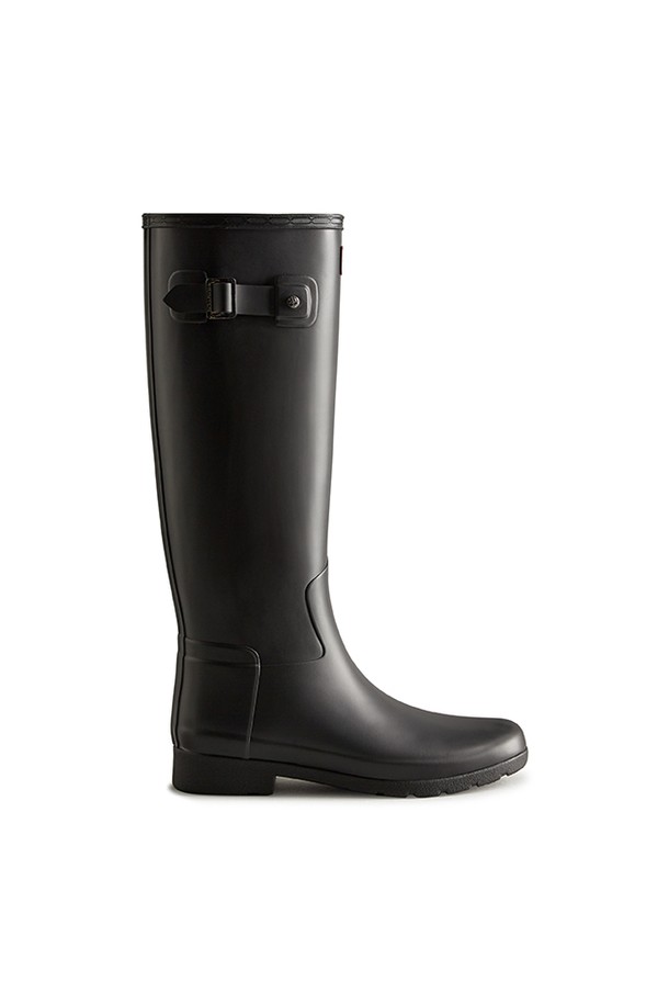 [WOMEN] 오리지날 리파인드 톨 레인부츠 - 블랙 WFT2200RMABLK는 비 오는 날과 아웃도어 활동에 적합한 여성용 레인부츠입니다. 라운드 앞코와 31mm 로우힐 굽으로 편안함을 강조했으며, 무지 디자인의 블랙 컬러는 클래식, 미니멀, 캐주얼 스타일 모두 소화 가능합니다. 핸드메이드 제작, 3D 패턴 커팅, 벌커나이징 공법을 통해 내구성을 높였으며, 폴리에스테르 안감과 천연고무 및 고무 소재를 사용하여 방수 기능을 갖췄습니다. 여행룩, 캠핑룩 등 다양한 TPO에 활용할 수 있는 롱부츠 스타일의 슬림 발볼 레인부츠입니다.
