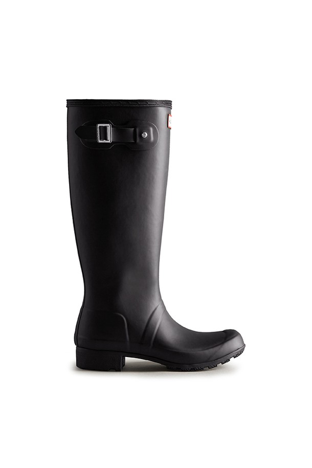 [WOMEN] 오리지날 투어 톨 레인부츠 - 블랙 WFT2210RMABLK는 비/우천 시와 아웃도어 활동에 적합한 여성 레인부츠입니다. 라운드 앞코 디자인에 3cm 로우힐 굽으로 편안함을 더했으며, 블랙 컬러의 무지 디자인으로 어떤 스타일에도 잘 어울립니다. 고무와 폴리에스테르 소재, 폴리에스테르 안감으로 제작되어 튼튼하고 쾌적한 착용감을 제공합니다. 경량, 방수 기능에 더스트백이 포함되어 있으며, 유연한 착용감으로 여행룩, 캐주얼, 미니멀, 클래식 스타일 연출에 용이합니다. 오픈형 디자인과 롱부츠 탑라인으로 세련된 핏을 완성합니다.
