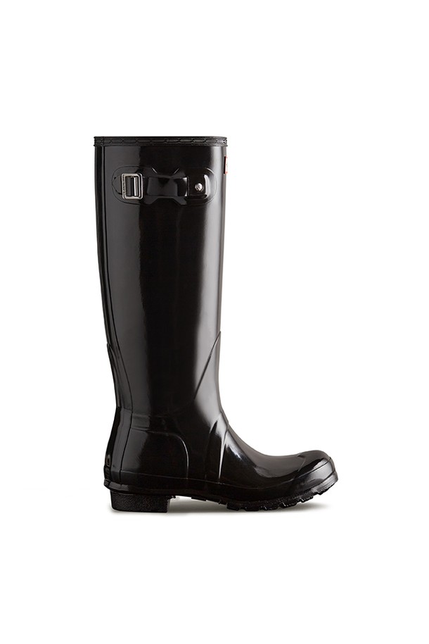 [WOMEN] 오리지날 글로스 톨 레인부츠 - 블랙 (WFT1000RGLBLK)는 비 오는 날에도 스타일을 놓치고 싶지 않은 여성을 위한 필수 아이템입니다. 부드러운 고무와 폴리에스터 소재, 3cm의 로우힐 굽으로 편안한 착용감을 제공하며, 무광택 블랙 컬러와 롱부츠 디자인이 캐주얼, 미니멀, 클래식 등 다양한 스타일을 연출합니다. 핸드메이드, 3D 패턴 커팅, 벌커나이즈드 제조공법, 방수 기능, 그리고 광택 마감으로 고급스러움을 더하여 동네 마실룩, 산책룩, 겨울 데일리룩 등 폭넓게 활용 가능합니다. 라운드 앞코 디자인과 일반 발볼로 편안함을 더했으며, 폴리에스테르 안감으로 쾌적한 착용감을 선사합니다.
