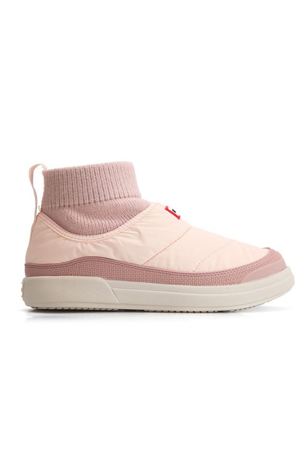 **[WOMEN] 인앤아웃 푸퍼 니트 커프 부츠 - 피치더스트/포그 WFS2265RENPDF**는 부드러운 니트 소재와 따뜻한 퍼 안감으로 포근함을 더한 여성 부츠입니다. 라운드 앞코에 플랫 로우힐 디자인으로 편안한 착용감을 제공하며, 슬립온 스타일로 신고 벗기 편리합니다. 니트 커프 탑라인과 푸퍼 디테일이 돋보이며, 피치더스트와 포그 두 가지 색상으로 출시되어 다양한 룩에 매치하기 좋습니다. 캐주얼, 미니멀, 클래식 스타일의 출근룩, 집콕룩에 활용하여 가을, 겨울 시즌 따뜻하고 스타일리시하게 연출해보세요.
