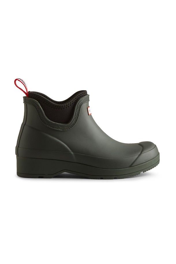 남성분들을 위한 [MEN] 플레이 네오프렌 첼시 레인부츠 - 아틱모스 MFS9022RMAATM 제품입니다. 일상, 출근룩에 모두 잘 어울리는 미니멀, 캐주얼, 클래식 스타일의 첼시 부츠입니다. 라운드 토우 디자인에 블랙 컬러의 무지 패턴으로 어디에나 매치하기 용이합니다. 봄, 가을, 장마철에 적합하며, 네오프렌과 고무 소재로 제작되어 방수 및 생활방수 기능을 제공합니다. 슬립온 방식으로 편안하게 신고 벗을 수 있으며, 앵클 탑라인과 플랫 굽으로 안정적인 착용감을 선사합니다.
