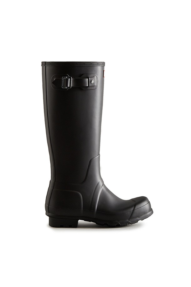 [MEN] 오리지널 톨 레인부츠 - 블랙 MFT9000RMABLK는 남성용 레인부츠입니다. 봄, 여름, 가을, 겨울 사계절 모두 착용 가능하며, 캐주얼 및 미니멀 스타일의 의상에 잘 어울립니다. 블랙 컬러의 무지 디자인으로, 라운드 앞코와 미드컷 탑라인이 특징입니다. 고무와 PVC 소재로 제작되어 방수 기능을 제공하며, 미끄럼 방지 밑창으로 안전성을 높였습니다. 굽 높이는 낮으며 플랫 타입으로 편안한 착용감을 선사합니다.
