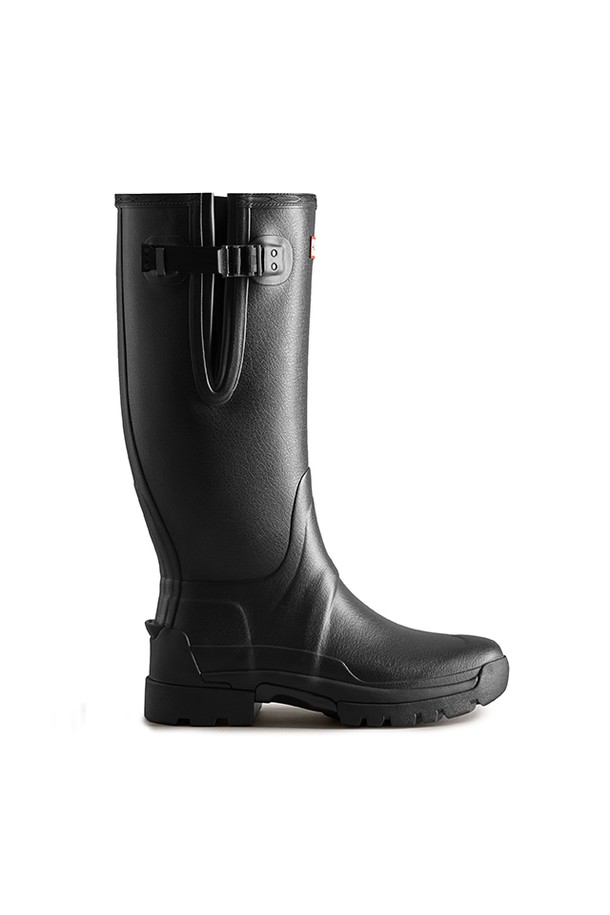 [MEN] 오리지날 발모랄 사이드 어드저스터블 톨 레인부츠 - 블랙 MFT9136RNPBLK는 남성용 레인부츠입니다. 블랙 컬러의 라운드 앞코 디자인으로, 일상생활과 우천 시 모두 착용하기 적합합니다. FSC 인증 천연 고무를 사용하여 수작업으로 가황 처리되었으며, 전통적인 부츠 구조와 3D 패턴 커팅, 알루미늄 라스트 몰딩, 핸드 피니시드 디테일이 특징입니다. 옆면의 조절 가능한 디자인(사이드 어드저스터블)과 톨 탑라인이 돋보이며, 레귤러 및 와이드 발볼 옵션으로 편안함을 더했습니다. 겨울 데일리룩에 클래식, 미니멀, 캐주얼 스타일을 완성해 보세요.
