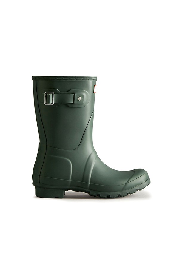 [WOMEN] 오리지날 숏 레인부츠 - 헌터그린 WFS1000RMAHGR는 여성용 레인부츠입니다. 헌터그린 색상의 라운드 앞코 디자인으로, 봄, 여름, 가을 계절에 캐주얼 및 미니멀 스타일로 착용하기 좋습니다. 고무 소재로 제작되어 방수 및 생활 방수 기능을 제공하며, 굽 높이는 로우힐, 굽 타입은 플랫입니다. 오픈형 디자인의 숏 탑라인 레인부츠로, 비 오는 날에도 스타일리시하게 연출할 수 있습니다.
