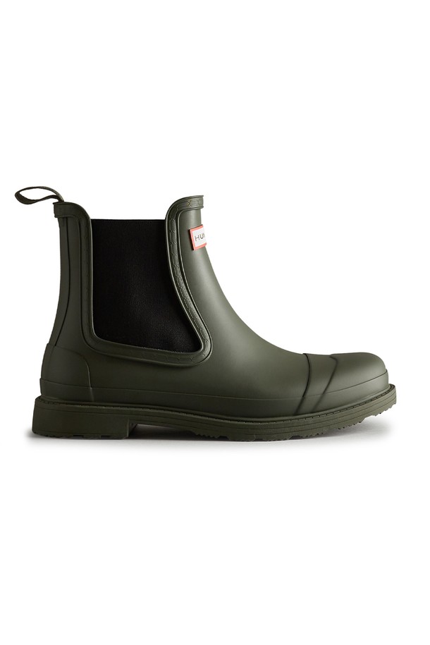 [MEN] 코만도 첼시 레인부츠 - 다크올리브 MFS9016RMADOV는 남성용 첼시부츠입니다. 다크올리브 컬러의 라운드 토 디자인으로, 일상 및 우천 시 모두 착용 가능합니다. 봄, 가을, 겨울 계절에 적합하며, 고무와 합성가죽 소재로 제작되어 방수 기능을 갖춘 레인부츠입니다. 플랫 굽에 고무 밴드 디테일이 돋보이며, 캐주얼, 미니멀, 클래식 스타일을 연출하기 좋습니다.

