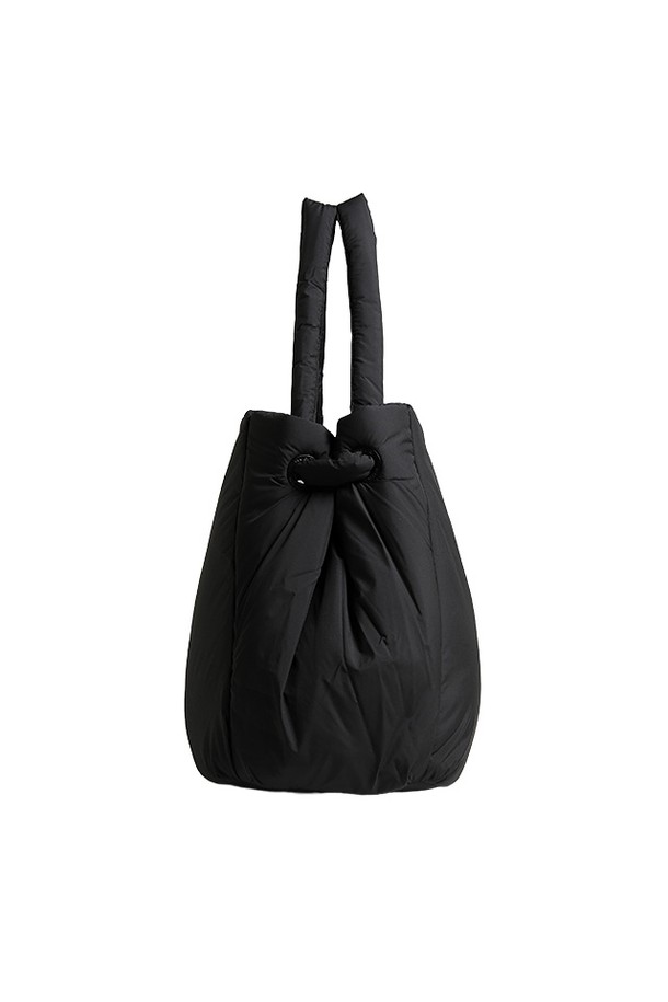 [UNISEX] 인트레피드 푸퍼 라지 토트백 - 블랙 UBS2240CPEBLK는 유니섹스 디자인으로, 출근룩, 오피스룩, 비즈니스 캐주얼에 잘 어울리는 토트백입니다. 미니멀, 클래식, 시크 스타일을 추구하는 고객에게 적합하며, 넉넉한 수납 공간의 라지 사이즈로 제작되었습니다. 가볍고 내구성이 뛰어난 나일론 소재를 사용하여 일상생활에서 편안하게 사용할 수 있습니다. 사각 형태에 지퍼형 잠금 방식, 숄더 스트랩을 갖춰 실용성을 높였습니다. 
