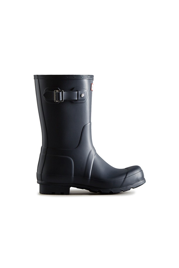 [MEN] 오리지날 숏 레인부츠 - 네이비 MFS9000RMANVY는 캐주얼, 미니멀, 클래식 스타일을 선호하는 남성들을 위한 레인부츠입니다. 일상, 우천시, 동네 마실룩, 산책룩에 적합하며, 봄, 여름, 가을, 겨울 사계절 모두 착용 가능합니다. 라운드 앞코에 35mm 로우힐 굽으로 편안함을 더했으며, 네이비 컬러의 무지 디자인이 특징입니다. 방수 기능과 생활 방수를 지원하며, 친환경 FSC인증 천연고무와 알루미늄 라스트 공법으로 제작되었습니다. 오픈형이며 숏 탑라인의 폴리에스테르 안감으로 편안한 착용감을 제공합니다.
