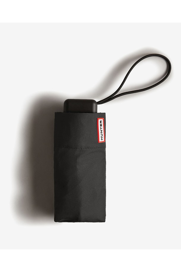 [UNISEX] 오리지널 컴팩트 우산 - 블랙 UAU7010UPNBLK는 휴대와 보관이 용이한 컴팩트 사이즈의 접이식 우산입니다. 사계절 내내 사용 가능하며, 튼튼한 폴리에스테르 소재로 제작되어 방수 기능을 제공합니다. 미니멀, 캐주얼, 클래식 스타일의 의상에 잘 어울리며, 여행룩을 연출할 때 유용합니다. 무지 디자인의 블랙 컬러로, 어떤 스타일에도 자연스럽게 매치됩니다. 가볍고 컴팩트하여 휴대성이 뛰어나 일상생활에서 편리하게 사용할 수 있습니다.
