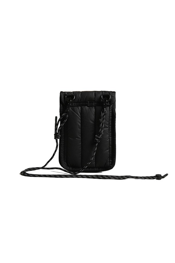 [UNISEX] 인트레피드 푸퍼 에센셜 폰파우치 - 블랙/레드로고 UBP1164KBMRBO는 유니섹스 디자인의 폰파우치입니다. 블랙 컬러 바탕에 레드 로고가 포인트로 들어가 시크한 스타일을 연출합니다. 가볍고 따뜻한 패딩 소재와 숄더 스트랩으로 편안한 착용감을 제공하며, 지퍼형 잠금 방식으로 소지품을 안전하게 보관할 수 있습니다. 데이트룩, 여행룩, 산책룩 등 다양한 TPO에 캐주얼, 미니멀, 시크 스타일로 매치하여 활용할 수 있습니다. 나일론 소재의 사각 폰파우치로 휴대폰 수납에 용이합니다.
