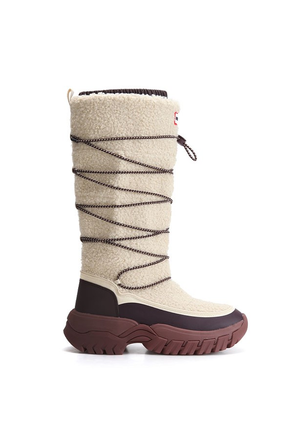 [WOMEN] 원더러 부클 톨 스노우 부츠 - 캔버스 크림/다크호라이즌 WFT4005WADCDB는 여성용 스노우 부츠입니다. 부클 소재와 캔버스 크림, 다크호라이즌 컬러로 출시되었으며, 라운드 앞코에 끈을 활용한 디자인입니다. 겨울철 방한, 방수 기능과 기모 안감으로 보온성을 높여 추운 날씨에도 따뜻하게 착용할 수 있습니다. 플랫 굽에 톨 탑라인으로, 여행룩이나 캠핑룩, 캐주얼, 미니멀, 고프코어 스타일링에 잘 어울립니다.
