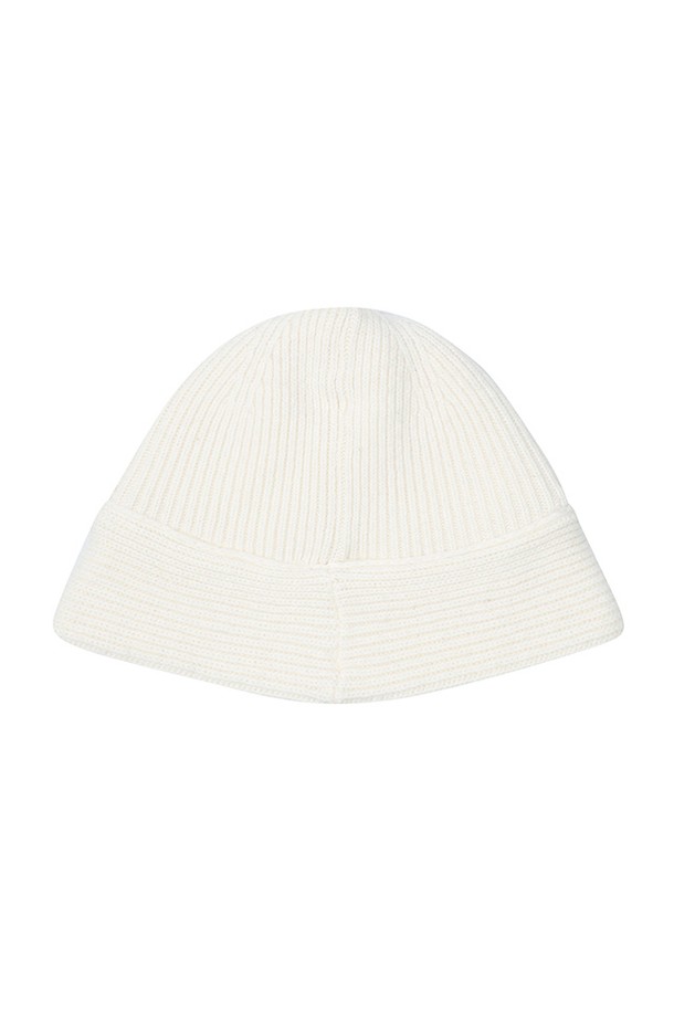 [UNISEX] 핸드크래프트 캐시미어 버킷햇- 아이보리 HBW0008CHZIVO는 부드러운 촉감의 캐시미어 소재로 제작되어 봄, 가을, 겨울 세 계절 모두 착용 가능한 유니섹스 버킷햇입니다. 아이보리 컬러의 무지 디자인에 중간 챙 넓이와 일반적인 모자 깊이로 제작되어 클래식, 미니멀, 캐주얼 스타일 모두 소화 가능합니다. 핸드크래프트 방식으로 제작되어 높은 완성도를 자랑하며, 산책룩과 출근룩에 편안하면서도 세련된 포인트를 더할 수 있습니다. 
