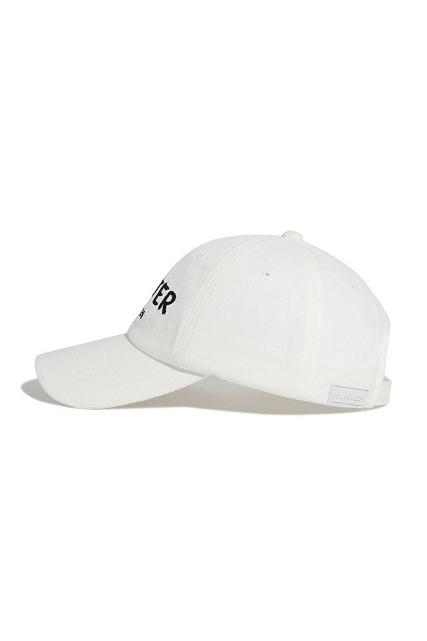 [UNISEX] 트윌 자수 로고 캡 - 화이트 HBW0001CHZWHT는 트윌 소재로 제작된 유니섹스 캡모자입니다. 부드러운 촉감과 일반 깊이, 일반 챙 넓이로 편안한 착용감을 제공하며, 봄, 여름, 가을 계절에 착용하기 좋습니다. 깔끔한 화이트 컬러에 자수 로고 디자인이 돋보이며, 캐주얼, 미니멀, 클래식 스타일을 연출하기 좋습니다. 사이즈 조절 기능이 있어 누구나 편안하게 착용 가능하며, 동네 마실룩과 산책룩에 잘 어울립니다.
