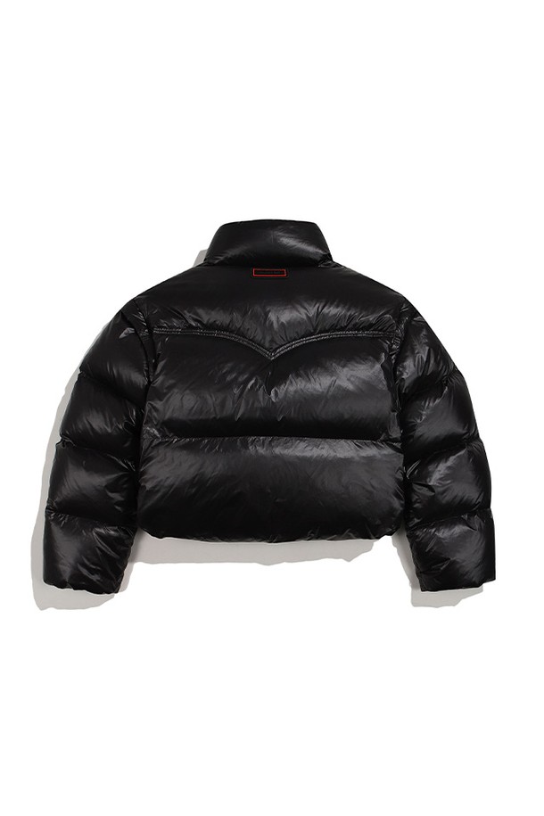 [WOMEN] 인트레피드 크롭 구스 다운 재킷은 겨울철 일상에서 캐주얼하게 착용하기 좋은 여성용 패딩입니다. 블랙 컬러의 무지 디자인으로 어떤 스타일에도 쉽게 매치할 수 있으며, 레귤러핏으로 편안한 착용감을 선사합니다. 가볍고 따뜻한 구스다운 충전재를 사용하여 보온성을 높였으며, 부드러운 나일론 소재로 제작되어 촉감이 좋습니다. 집업 여밈 방식과 긴 소매 기장으로 활동성을 더했으며, 크롭 기장으로 트렌디한 스타일을 연출합니다.
