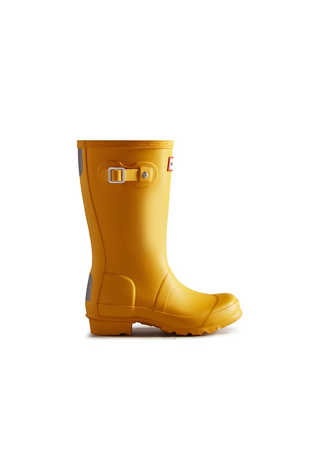 [JUNIOR] 오리지널 레인부츠 - 옐로우 JFT6000RMARYL는 유아동을 위한 옐로우 컬러의 레인부츠입니다. 봄, 여름, 가을, 겨울 사계절 모두 착용 가능하며, 라운드 앞코에 오픈형 디자인으로 제작되었습니다. 30mm 로우힐 굽으로 편안함을 더했으며, 핸드메이드 벌커나이즈드 공법, 3D 패턴 커팅, 알루미늄 라스트 제작 등, 꼼꼼한 공정을 거쳐 제작되었습니다. 방수 기능과 재활용 소재 사용으로 실용성을 높였으며, 넓은 발볼과 폴리에스터 안감으로 편안한 착용감을 제공합니다. 동네 마실룩, 산책룩 등 캐주얼, 미니멀, 고프코어 스타일과 함께 매치하여 개성 있는 스타일을 연출해보세요.
