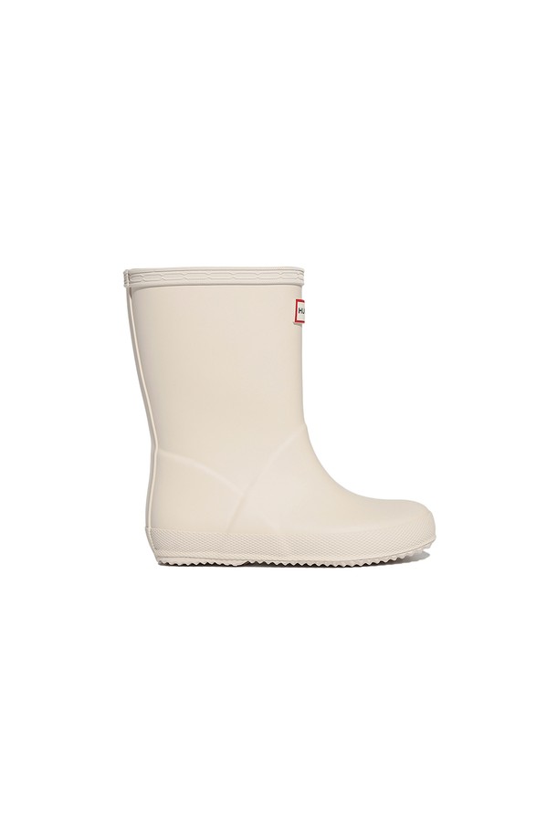 [KIDS] 퍼스트 클래식 레인부츠 - 캐스트 KFT5094RMACAS는 아이들을 위한 스타일리시하고 실용적인 레인부츠입니다. 화이트 컬러의 이 레인부츠는 봄, 여름, 가을 계절에 적합하며, 일상생활과 우천 시 모두 착용할 수 있습니다. 라운드 앞코와 플랫 굽(2cm) 디자인으로 편안함을 제공하며, 와이드 발볼로 아이들의 발을 넉넉하게 감싸줍니다. 고무와 폴리에스테르 소재를 사용하여 방수 기능을 갖췄으며, 재활용 소재를 사용하여 환경까지 생각했습니다. 미드컷 탑라인과 슬립온 디자인으로 간편하게 신고 벗을 수 있으며, 클래식, 미니멀, 캐주얼 스타일을 연출하기 좋습니다.
