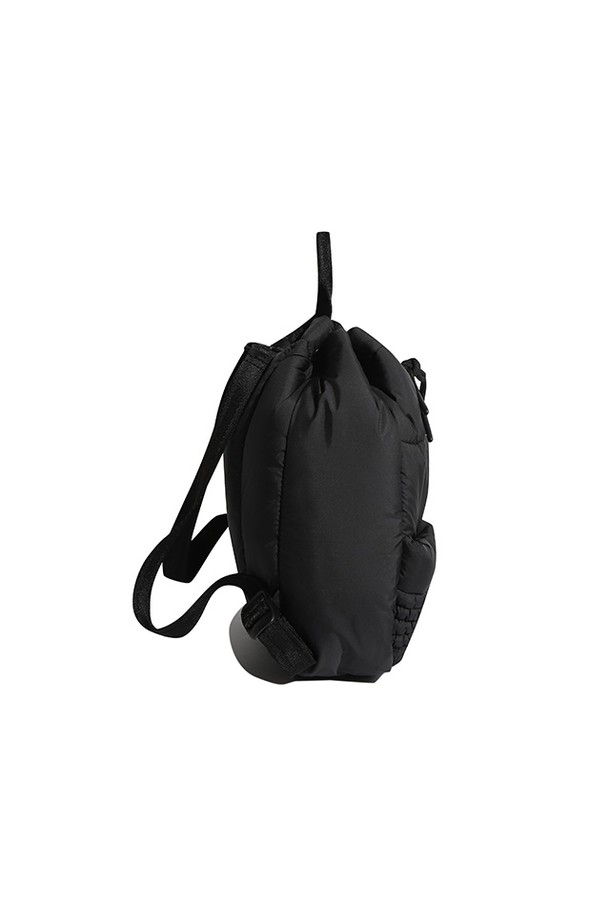 [UNISEX] 스모크드 푸퍼 백팩 - 블랙 UBB3706KBMBLK는 유니섹스 디자인의 미디엄 사이즈 백팩입니다. 블랙 컬러의 무지 패턴에 퀄팅 디자인으로 포인트를 주어 미니멀, 캐주얼, 클래식 스타일을 연출하기 좋습니다. 부드러운 나일론 소재와 스모크드 디테일이 특징이며, 넉넉한 수납공간과 지퍼형 잠금 방식으로 실용성을 더했습니다. 일상생활에서 편안하게 사용할 수 있는 사각 형태의 푸퍼 백팩입니다.
