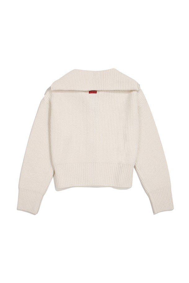 [WOMEN] 집업 울 카디건- 아이보리 HBW0003ACZIVO는 여성용 상의로, 가을과 겨울에 착용하기 좋은 두꺼운 두께감의 울 소재 집업 카디건입니다. 베이직하고 클래식한 스타일을 추구하며, 레귤러 핏과 하이넥 디자인이 특징입니다. 아이보리 색상의 무지 패턴으로 어떤 옷에도 쉽게 매치할 수 있으며, 부드러운 촉감과 긴 소매 기장으로 편안함을 더했습니다. 미니멀한 스타일을 선호하는 분들에게 특히 추천하는 아이템입니다.
