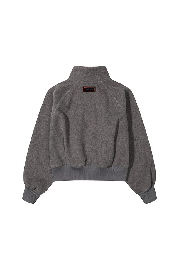 [WOMEN] 플리스 재킷 - 멜란지그레이 HBW0004AUZMEG는 여성용 플리스 재킷으로, 가을과 겨울에 따뜻하게 착용할 수 있습니다. 멜란지그레이 컬러의 무지 디자인에 루즈핏과 크롭 기장으로 캐주얼하고 스포티한 스타일을 연출합니다. 부드러운 촉감의 플리스 소재로 제작되었으며, 두꺼운 두께감과 하이넥 디자인, 집업 여밈 방식으로 보온성을 높였습니다. 산책룩에 매치하여 편안하면서도 스타일리시하게 연출하기 좋습니다.
