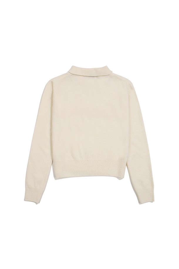 여성용 [WOMEN] 디태처블 칼라 울 스웨터 - 아이보리 HBW0001AKZIVO는 부드러운 촉감의 울 소재와 두꺼운 두께로 제작되어 가을, 겨울철 따뜻하게 착용하기 좋습니다. 라운드넥에 레귤러핏으로 디자인되었으며, 베이직하고 클래식한 스타일을 연출합니다. 크롭 기장의 긴소매 스웨터로, 탈부착 가능한 칼라가 있어 다양한 스타일을 연출할 수 있습니다. 출근룩, 모임룩, 미니멀, 캐주얼 룩에 활용하기 좋은 아이보리 컬러의 무지 스웨터입니다.
