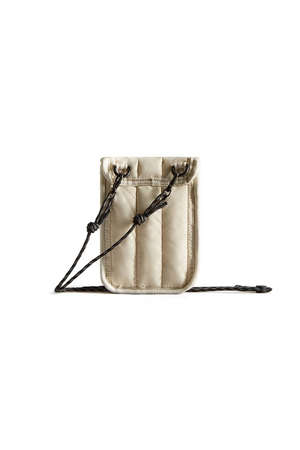 [UNISEX] 인트레피드 푸퍼 에센셜 폰파우치 - 화이트윌로우 UBP1164KBMWHW는 미니멀, 클래식, 캐주얼 스타일에 잘 어울리는 유니섹스 폰파우치입니다. 데이트룩, 모임룩, 산책룩 등 다양한 TPO에 활용 가능하며, 퀄팅 디자인이 돋보입니다. 부드러운 나일론과 폴리에스테르 소재로 제작되었으며, 사각 모양에 지퍼형 잠금 방식으로 소지품을 안전하게 보관할 수 있습니다. 핸드메이드 방식으로 제작되어 높은 완성도를 자랑하며, 핸드폰 수납에 특화된 미디엄 사이즈 가방입니다. 높이 190mm, 너비 130mm, 깊이 20mm, 무게 144g으로, 가볍고 실용적인 데일리 아이템입니다.
