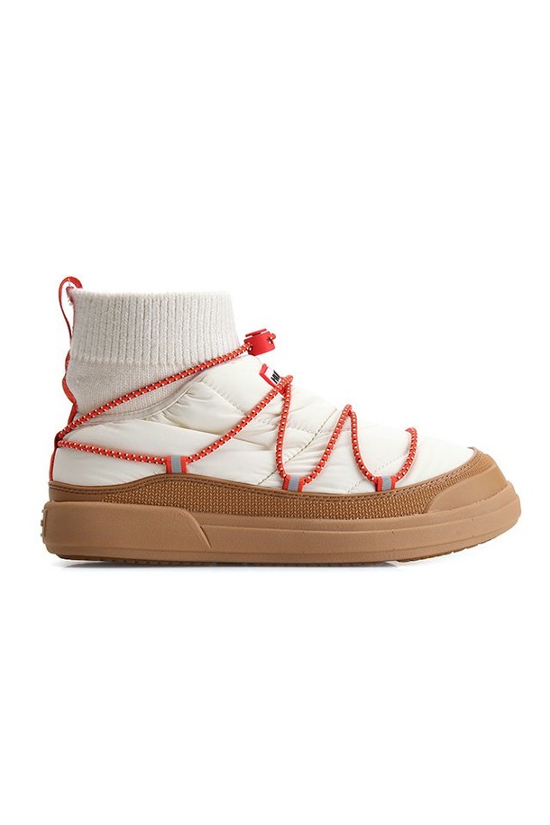 [WOMEN] 인앤아웃 푸퍼 레이스업 부츠 - 화이트윌로우 WFS2264RENWWG는 여성용 부츠로, 겨울철 일상룩에 따뜻함과 스타일을 더해줍니다. 둥근 코 디자인에 화이트 컬러가 돋보이며, 레이스업 방식으로 발을 안정감 있게 감싸줍니다. 나일론, 고무, 아크릴, 폴리에스테르 등의 소재로 제작되었으며, 3cm 플랫 굽과 패딩 및 니트 안감으로 편안한 착용감을 제공합니다. 캐주얼, 미니멀, 클래식 스타일의 출근룩과 여행룩에 매치하기 좋으며, 방한 기능과 핸드메이드 디테일로 완성도를 높였습니다.
