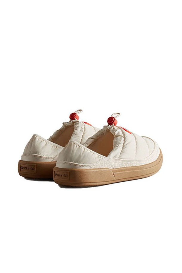 [MEN] 인앤아웃 슬립온 - 화이트윌로우 MFF9000WWUWWG는 남성용 슬립온입니다. 캔버스 소재에 라운드 앞코 디자인으로 제작되었으며, 봄, 여름, 가을 계절에 착용하기 좋습니다. 무지 패턴의 화이트 및 브라운 컬러로 출시되어 캐주얼, 미니멀, 클래식 스타일을 연출하기 용이합니다. 일상, 산책, 여행 등 다양한 TPO에 활용할 수 있으며, 발볼은 일반으로 제작되었습니다.
