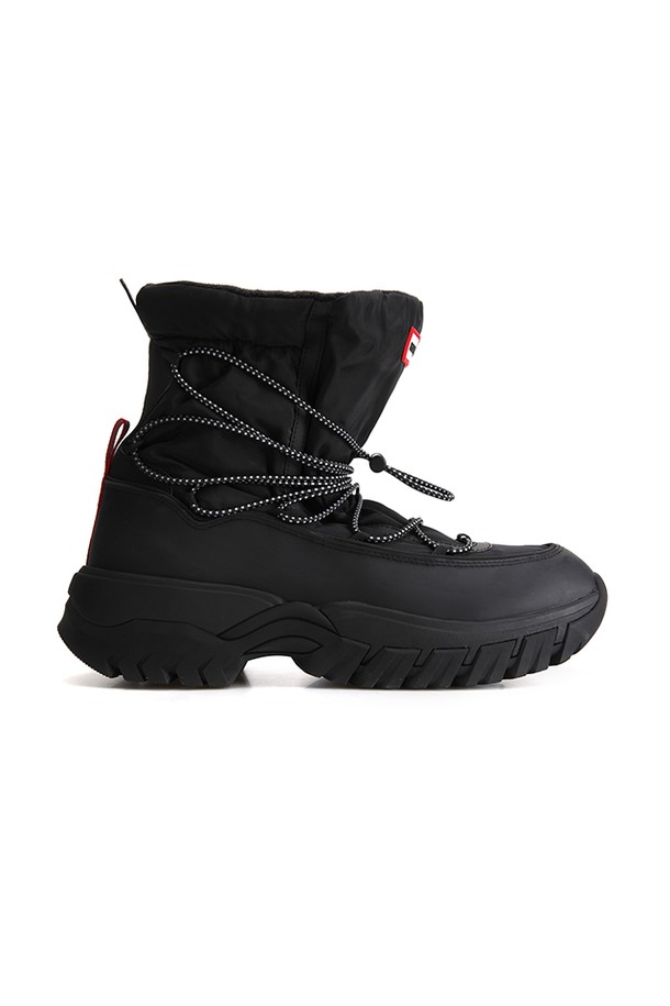 [MEN] 원더러 레이스업 아웃도어 부츠 - 블랙 MFS9300NYLBLK는 남성용 아웃도어 부츠입니다. 가을/겨울 계절에 적합하며, 등산룩, 캠핑룩, 가을 나들이룩 등 다양한 TPO에 활용할 수 있습니다. 블랙 색상의 라운드 앞코 디자인에, 나일론과 고무를 주요 소재로 사용하여 내구성을 높였습니다. 6.4cm 통굽과 폴리에스터 안감, 레이스업 여밈, 하이탑 디자인이 특징이며, 고프코어, 캐주얼, 워크웨어 스타일을 연출하기 좋습니다. 핸드메이드, 방수 기능, 친환경 소재 사용, FSC 인증 소재, 벌커나이징 공법으로 제작되었습니다.
