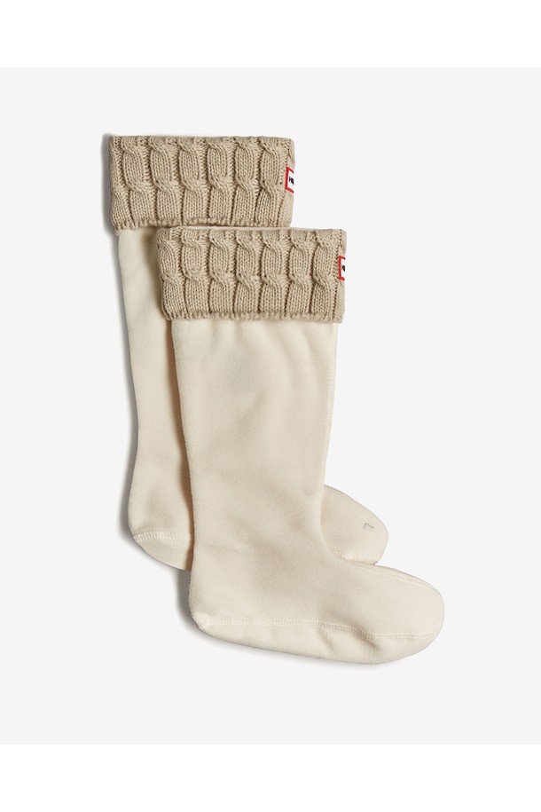 [UNISEX] 오리지날 6스티치 케이블 톨 부츠삭스 - 그레이지 UAS3415RPYGRG는 유니섹스 디자인의 부츠삭스입니다. 부드러운 면 소재로 제작되어 가을, 겨울철 따뜻하게 착용할 수 있으며 클래식, 미니멀, 캐주얼 스타일 모두 소화 가능합니다. 두꺼운 두께감과 케이블 패턴이 특징이며, 출근룩에도 잘 어울립니다. 그레이지 컬러로 어떤 스타일에도 쉽게 매치할 수 있는 실용적인 양말입니다. 종아리까지 오는 톨삭스 디자인으로 보온성을 높였습니다.
