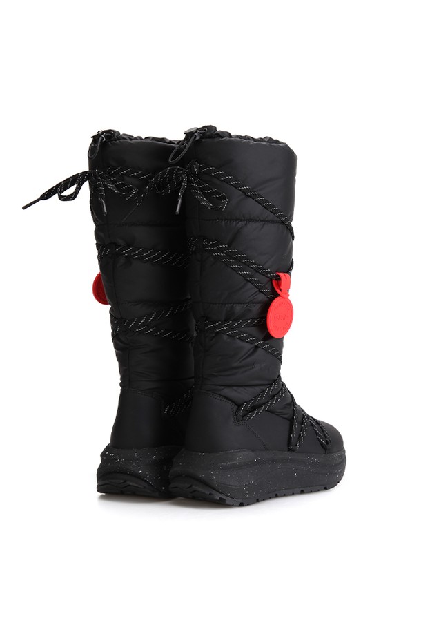 [WOMEN] 헌터 그립 톨 스노우부츠 - 블랙 UFT7101NYLBLK는 겨울철 추위와 눈으로부터 발을 보호해주는 여성용 스노우부츠입니다. 블랙 컬러의 무지 디자인으로 어떤 스타일에도 잘 어울리며, 라운드 앞코와 미드컷 탑라인이 편안한 착용감을 선사합니다. 방수 기능과 기모 안감, 끈 형식이 적용되어 눈이 오는 날에도 쾌적하게 신을 수 있으며, 미끄럼 방지 기능의 플랫 굽으로 안정적인 보행이 가능합니다. 나일론 소재와 캐주얼, 미니멀, 고프코어 스타일을 아우르는 디자인으로 여행, 휴가, 캠핑 등 다양한 TPO에 활용하기 좋습니다.
