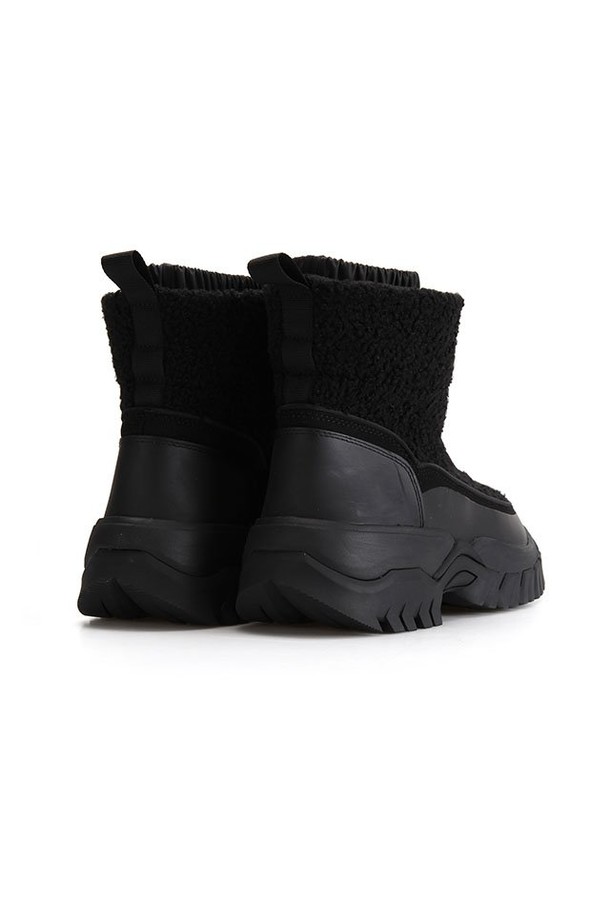 [WOMEN] 원더러 부클 숏 스노우 부츠 - 블랙 WFS2226WADBLK는 여성용 스노우 부츠입니다. 부클 소재와 라운드 앞코 디자인으로, 캐주얼, 미니멀, 클래식 스타일을 연출하기 좋습니다. 겨울철 스노우스포츠 및 일상생활에서 활용하기 좋으며, 방수 및 보온 기능으로 쾌적함을 유지합니다. 숏 탑라인과 슬립온 디자인으로 편안하게 착용 가능하며, 기모 안감과 플랫 굽으로 따뜻하고 활동적인 착용감을 제공합니다. 여행이나 캠핑룩에 매치하여 스타일리시하게 연출해보세요.
