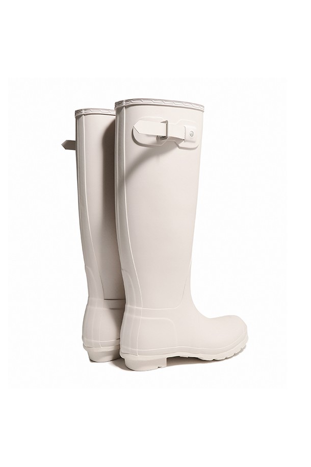 [WOMEN] 오리지날 톨 레인부츠 - 캐스트 WFT1000RMACAS는 여성용 레인부츠입니다. 라운드 앞코에 3cm 로우힐 굽으로 편안함을 더했으며, 방수 기능으로 우천 시에도 쾌적하게 착용할 수 있습니다. 봄, 여름, 가을, 겨울 사계절 모두 활용 가능하며, 캐주얼, 미니멀, 클래식 스타일의 의상에 매치하기 좋습니다. 무지 디자인에 버클 디테일이 돋보이며, 핸드크래프트 및 벌커나이징 공법으로 제작되어 내구성이 뛰어납니다. 조절 가능한 거셋과 3D 패턴 커팅 기술이 적용되어 편안한 착용감을 제공합니다.
