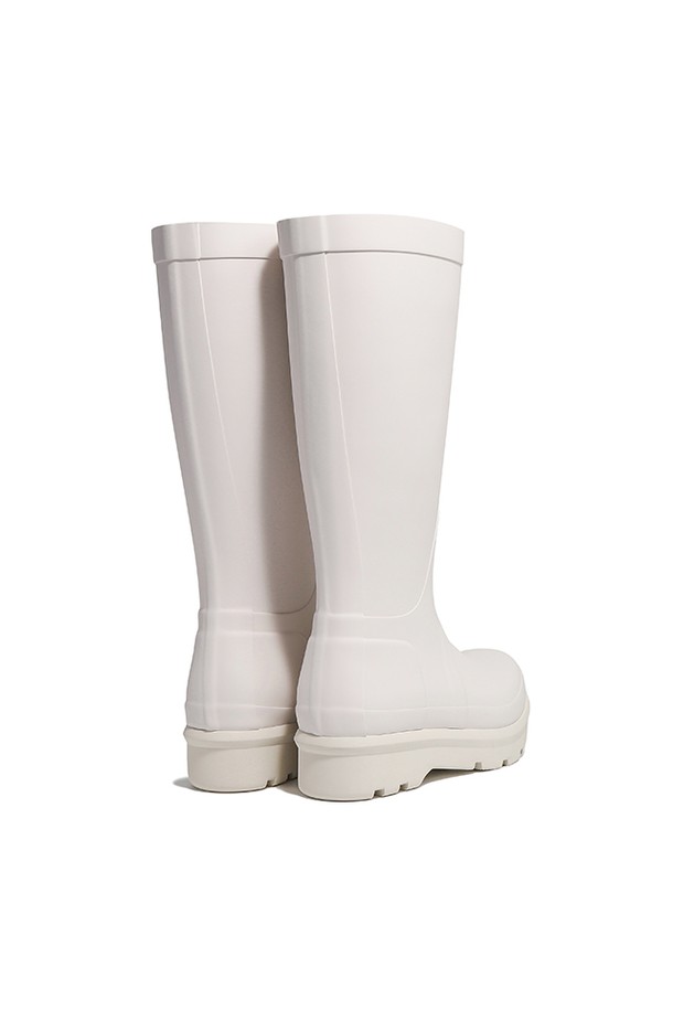 [UNISEX] 오리지날 2.0 톨 레인부츠 - 화이트윌로우 UFT7000RMAWHW는 남녀 공용으로 제작된 레인부츠입니다. 화이트 색상의 무지 디자인으로, 캐주얼, 미니멀, 클래식 스타일을 연출하기 좋습니다. 봄, 여름, 가을 계절에 우천시 또는 일상생활에서 활용하기 적합하며, 여행룩과 휴가룩에 매치하여 스타일리시함을 더할 수 있습니다. 라운드 앞코에 플랫 굽으로 편안함을 제공하며, 고무 소재로 제작되어 방수 및 생활 방수 기능을 갖춘 실용적인 제품입니다. 미드컷 탑라인으로 안정적인 착용감을 선사합니다.
