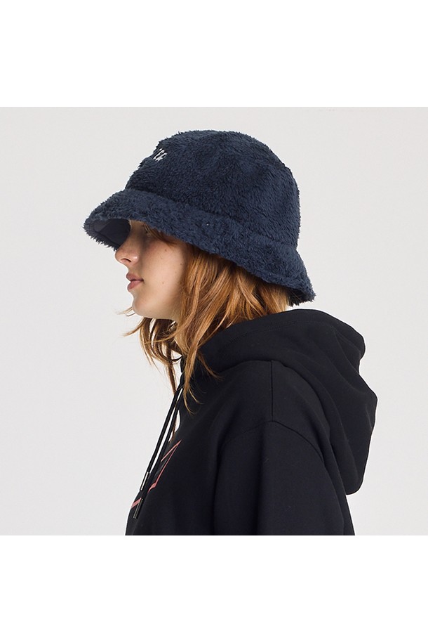 [UNISEX] 리버서블 부클 버킷햇 - 네이비 HBW0004CHZNVY는 아웃도어 활동과 일상에서 모두 활용하기 좋은 유니섹스 버킷햇입니다. 부드러운 촉감의 폴리에스터 소재로 제작되어 편안한 착용감을 선사하며, 봄, 여름, 가을 계절에 적합합니다. 네이비 컬러의 무지 디자인으로 어떤 스타일에도 쉽게 매치할 수 있으며, 캐주얼, 미니멀, 클래식 스타일을 즐기는 분들께 추천합니다. 양면 착용이 가능한 리버서블 디자인으로, 다양한 스타일을 연출할 수 있는 실용적인 아이템입니다. 여행룩과 산책룩에 포인트를 더해보세요.
