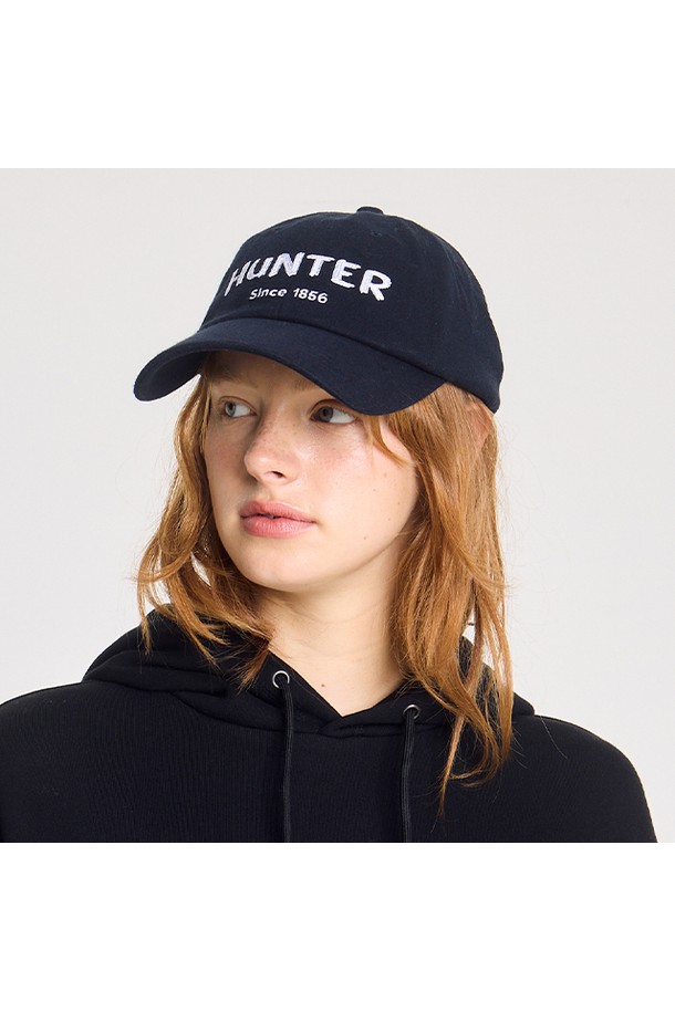 [UNISEX] 울 터치 자수 1856 캡 - 네이비 HBW0002CHZNVY는 부드러운 촉감과 자수 디테일이 돋보이는 유니섹스 캡모자입니다. 네이비 컬러의 이 캡모자는 캐주얼, 미니멀, 클래식 스타일을 아우르며 사계절 내내 착용하기 좋습니다. 폴리에스테르, 레이온, 폴리우레탄 혼방 소재로 제작되어 편안한 착용감을 제공하며, 모자 깊이 11.5cm, 챙 넓이 7.5cm입니다. FREE 사이즈(58-62cm)로 사이즈 조절이 가능하여 누구나 편안하게 착용할 수 있습니다. 일상에서 스타일리시하게 연출하기 좋은 아이템입니다.
