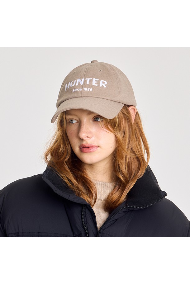 [UNISEX] 울 터치 자수 1856 캡 - 스무스페블 HBW0002CHZSMP는 부드러운 촉감의 울 터치 소재로 제작된 유니섹스 캡모자입니다. 은은한 자수 디자인이 돋보이며, 스무스페블 컬러로 어떤 룩에도 자연스럽게 어울립니다. 챙 넓이는 7.5cm, 모자 깊이는 11.5cm이며, 사이즈 조절이 가능하여(58~62cm) 편안하게 착용할 수 있습니다. 캐주얼, 미니멀, 클래식 스타일을 즐기는 분들께 동네 마실룩, 산책룩에 포인트 아이템으로 추천합니다. 폴리에스테르, 레이온, 폴리우레탄 혼방 소재로 사계절 내내 활용하기 좋습니다.
