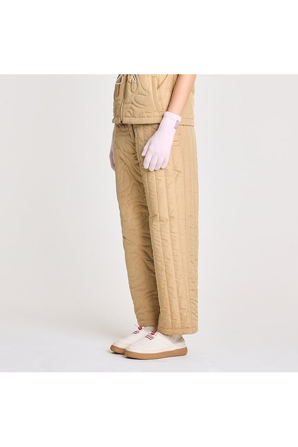 "[WOMEN] 익스플로러 퀼팅 팬츠 - 샌디스트림 HBW0003APZSAS"는 여성용 퀼팅 팬츠입니다. 샌디스트림 베이지 컬러로, 가을과 겨울에 따뜻하게 입을 수 있도록 두꺼운 두께감과 보온성을 갖춘 긴바지입니다. 레귤러핏 디자인에 부드러운 촉감의 폴리에스테르 소재를 사용하여 편안한 착용감을 제공합니다. 밴딩 처리로 활동성을 높였으며, 캐주얼, 미니멀, 클래식 스타일 연출에 용이합니다.
