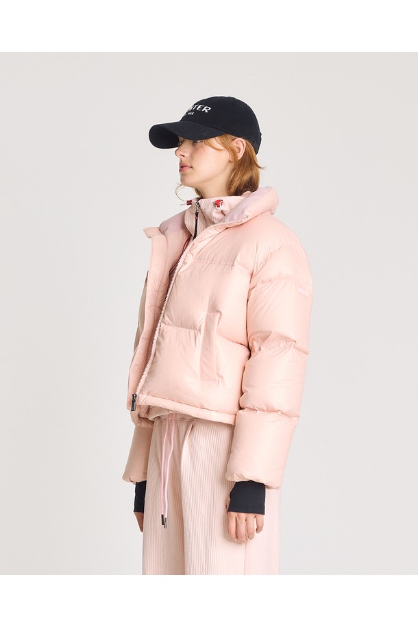 [WOMEN] 플레이 덕다운 재킷 - 핑크 HBW0003ADZPNK는 여성스러운 스타일을 연출하는 핑크 컬러의 덕다운 패딩 재킷입니다. 캐주얼, 스포티 무드를 넘나드는 디자인으로, 겨울철 일상에서 보온성과 방풍 기능을 제공합니다. 오버핏, 긴 소매 기장, 후드, 포켓 디테일이 특징이며, 부드러운 나일론 소재로 제작되어 편안한 착용감을 선사합니다. 집업 스타일로 간편하게 착용 가능하며, 두꺼운 두께감으로 따뜻하게 몸을 감싸줍니다.