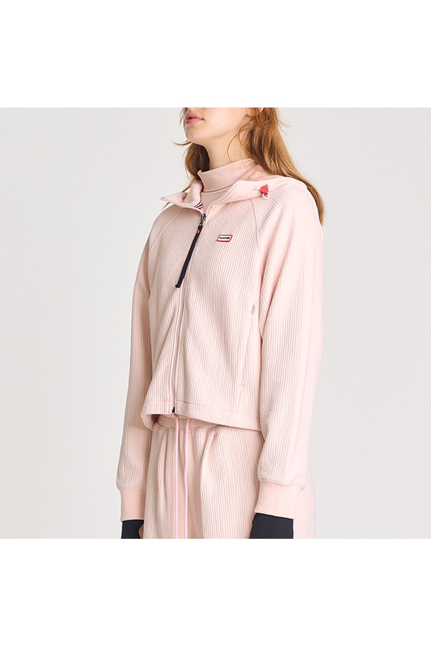 [WOMEN] 스트라이프 인터로크 재킷 - 핑크 HBW0001AUZPNK는 여성스러운 스타일을 연출하는 트레이닝 재킷입니다. 핑크 컬러와 스트라이프 패턴이 스포티하면서도 캐주얼한 분위기를 자아냅니다. 부드러운 촉감의 인터로크 소재로 제작되어 봄, 가을 간절기에 편안하게 착용할 수 있습니다. 레귤러핏에 집업 스타일로 활동성을 높였으며, 긴 소매 기장으로 다양한 스타일링에 활용하기 좋습니다. 일상 또는 스포츠 활동 시, 스타일리시하게 연출해보세요.
