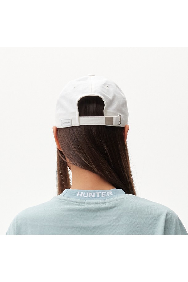 [UNISEX] 임브로이더리 1856 캡 - 아이보리 HAU0003CHZIVO는 캐주얼, 미니멀, 클래식 스타일을 즐기는 유니섹스를 위한 캡모자입니다. 부드러운 면 소재로 제작되었으며, 봄, 여름, 가을 계절에 착용하기 좋습니다. 아이보리 컬러에 로고 및 자수 패턴이 돋보이며, 얇은 두께감으로 편안한 착용감을 선사합니다. 모자 깊이는 17.5cm, 챙 넓이는 7.5cm이며, FREE 사이즈(58-62cm)로 사이즈 조절이 가능하여 동네 마실룩, 산책룩에 적합합니다.
