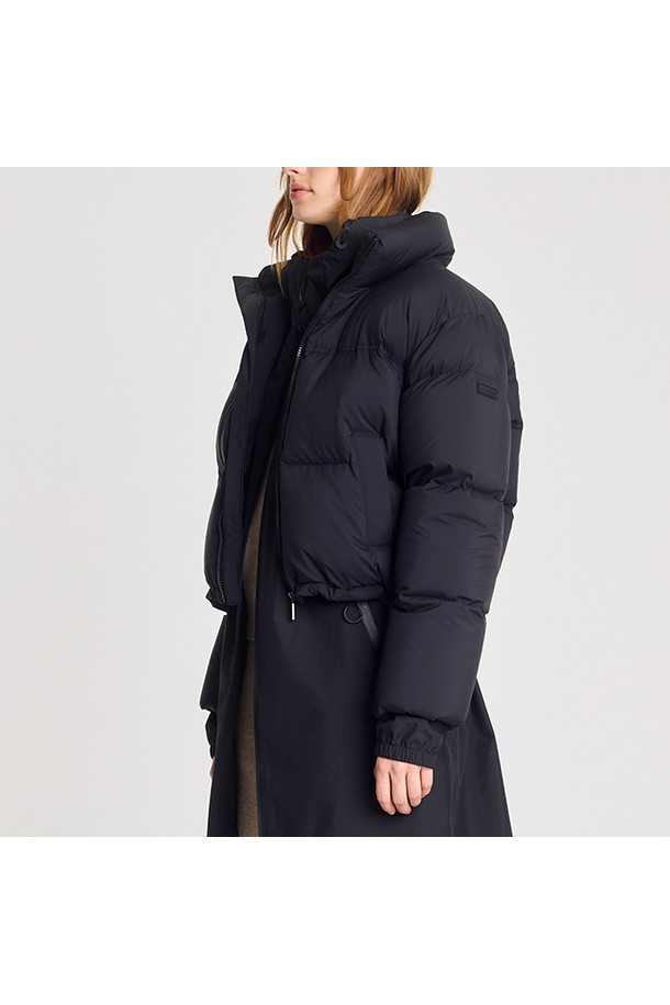 [WOMEN] 플레이 덕다운 재킷(블랙 HBW0003ADZBLK)은 겨울철 추위를 효과적으로 막아줄 덕다운 충전재를 사용한 여성용 패딩 재킷입니다. 캐주얼, 스포티, 미니멀 스타일을 추구하는 분들께 적합하며, 부드러운 촉감의 나일론 소재로 제작되었습니다. 레귤러핏과 긴 소매 기장, 집업 여밈 방식으로 편안한 착용감을 제공합니다. 무지 디자인에 블랙 컬러로 어떤 옷에도 쉽게 매치할 수 있어 일상에서 활용도가 높습니다. 두꺼운 두께감으로 뛰어난 보온성과 가벼운 경량성을 동시에 갖춘 실용적인 아우터입니다.
