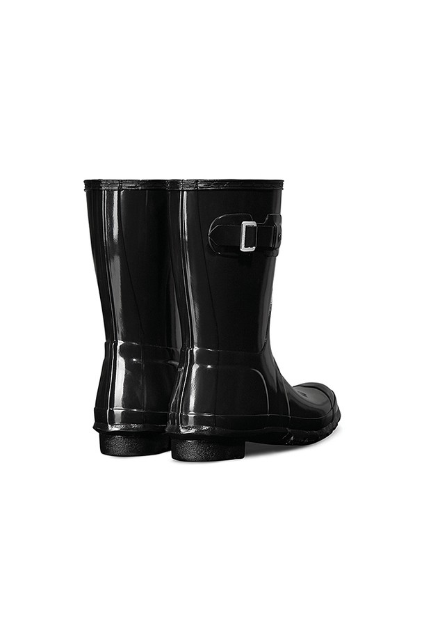[WOMEN] 오리지날 글로스 숏 레인부츠 - 블랙 WFS1000RGLBLK는 여성용 레인부츠입니다. 라운드 앞코와 플랫 굽으로 편안함을 강조했으며, 무지 디자인의 글로시한 블랙 컬러가 특징입니다. 봄, 여름, 가을 계절에 착용 가능하며, 일상 생활과 우천 시 모두 활용할 수 있습니다. 방수 기능을 갖춘 숏 기장의 레인부츠로, 캐주얼 및 미니멀 스타일 연출에 적합합니다. 고무 소재로 제작되어 튼튼하며, 오픈형 디자인으로 신고 벗기 용이합니다.
