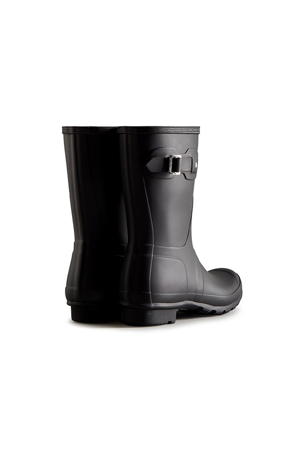 [WOMEN] 오리지날 숏 레인부츠 - 블랙 WFS1000RMABLK는 여성용 레인부츠입니다. 블랙 컬러의 고무 소재로 제작되었으며, 라운드 앞코에 플랫 굽으로 편안함을 더했습니다. 숏 기장으로 활동성을 높였으며, 버클형 신발 여밈 디테일이 돋보입니다. 우천 시는 물론, 여행룩, 미니멀, 캐주얼, 클래식 스타일에도 잘 어울리는 아이템입니다.
