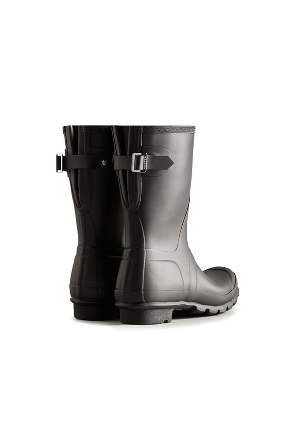 [WOMEN] 오리지널 백 어드저스터블 숏 레인부츠 - 블랙 WFS1013RMABLK는 방수 기능과 사이즈 조절이 가능한 여성 레인부츠입니다. 봄, 여름, 가을 계절에 적합하며, 여행룩과 휴가룩에 매치하기 좋습니다. 라운드 앞코와 플랫 굽 디자인으로 캐주얼, 미니멀, 클래식 스타일을 연출할 수 있습니다. 무지 패턴의 블랙 컬러 고무 소재로 제작되어 일상생활에서 폭넓게 활용 가능합니다. 오픈형 디자인과 숏 탑라인으로 편안하게 착용할 수 있습니다.
