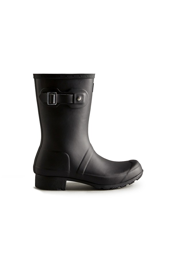 [WOMEN] 오리지날 투어 숏 레인부츠 - 블랙 WFS2205RMABLK는 비/우천시와 일상생활에서 모두 활용 가능한 여성용 레인부츠입니다. 라운드 앞코 디자인에 플랫 굽으로 편안한 착용감을 제공하며, 봄, 여름, 가을 계절에 적합합니다. 무지 패턴의 블랙 컬러 고무 소재로 제작되어 캐주얼, 미니멀 스타일 연출에 용이합니다. 생활 방수 기능을 갖춘 숏 기장의 오픈형 레인부츠로, 갑작스러운 비에도 스타일리시하게 대응할 수 있습니다.
