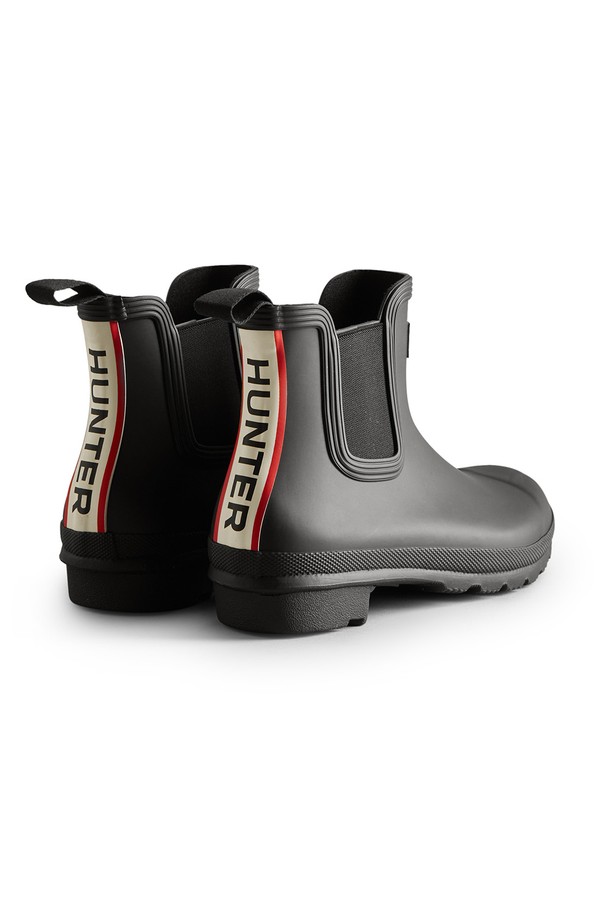 [WOMEN] 오리지날 첼시 컬러 백프린트 레인부츠 - 블랙 WFS2354RMABLK는 여성용 레인부츠입니다. 라운드 앞코와 슬립온 디자인으로 편안하게 착용할 수 있으며, 첼시부츠 스타일의 탑라인이 특징입니다. 고무 소재로 제작되어 방수 기능을 갖추어 일상생활 및 우천 시에 적합합니다. 블랙 컬러로 캐주얼, 미니멀, 클래식 스타일의 의상에 두루 잘 어울립니다. 봄, 여름, 가을, 겨울 사계절 모두 활용 가능한 실용적인 아이템입니다.
