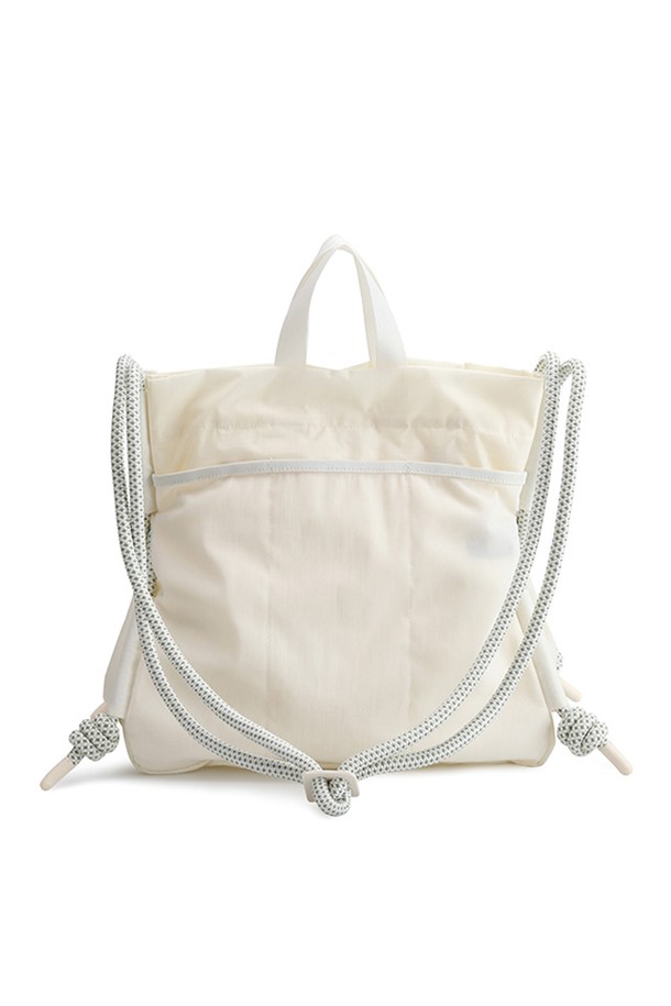 [UNISEX] 트래블 립스탑 토트백 - 셰이디드화이트 UBS1517NRSSWH는 미니멀, 캐주얼, 클래식 스타일을 추구하는 유니섹스를 위한 여행용 토트백입니다. 립스탑 소재를 사용하여 내구성을 높였으며, 사각 형태와 지퍼형 잠금 방식으로 실용성을 더했습니다. 무지 패턴의 화이트 컬러는 어떤 스타일에도 잘 어울리며, 여행룩에 완벽하게 매치됩니다. 넉넉한 수납공간으로 여행 시 짐을 효과적으로 정리할 수 있는 트래블백입니다. 일상에서도 가볍게 사용하기 좋은 미디엄 사이즈 토트백입니다.
