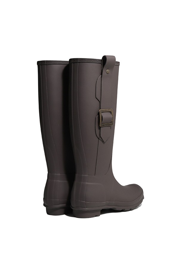 [WOMEN] 오리지날 버클 톨 레인부츠 - 쉽 WFT2290RMASEP은 여성용 레인부츠입니다. 브라운 컬러의 라운드 앞코 디자인으로, 캐주얼, 미니멀, 클래식 스타일을 연출하기 좋습니다. 고무 소재로 제작되어 방수 및 생활 방수 기능을 제공하며, 봄, 여름, 가을 계절에 착용하기 적합합니다. 버클 디테일이 돋보이며, 플랫 굽으로 편안한 착용감을 선사합니다. 
